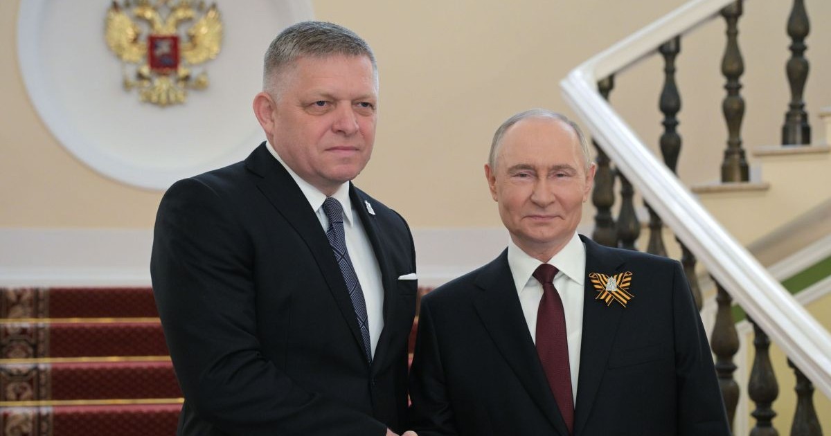 Vladimir Putin (dreapta) și Robert Fico s-au întâlnit la Kremlin, înaintea paradei militare de 9 mai de la Moscova Foto: Hepta