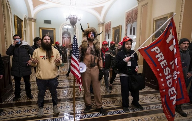 Ce scrie pe bilețelul pe care „șamanul QAnon” i l-a lăsat vicepreședintelui Mike Pence, în timpul asaltului de la Capitoliu. Jake Angeli riscă 46 de ani de închisoare