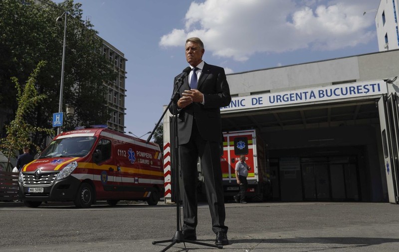 Klaus Iohannis, în vizită la Spitalul Floreasca: „Am avut tragedie după tragedie. Este inacceptabil să dăm din umeri și să mergem mai departe”