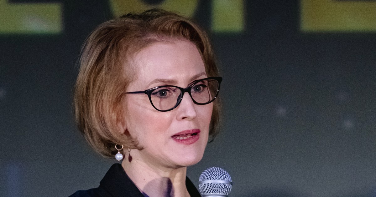 Medic pe scena la Gala Doctorului Digital, premiat si vorbind la microfon. Dr. Laura Ene sfaturi masa de Paste