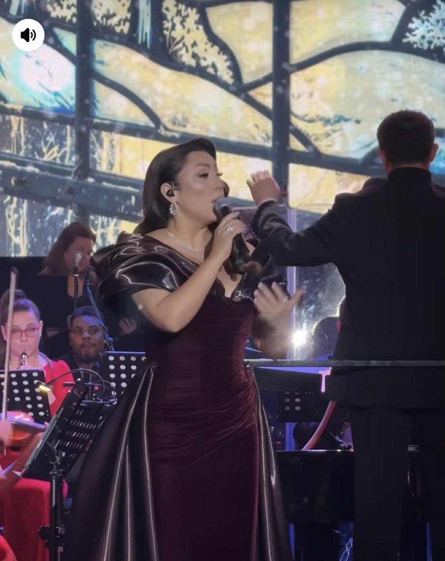 Cum au apărut Andra și Eva Măruță la concertul de Crăciun. Artista și-a dat fanii pe spate cu invitatul ei special