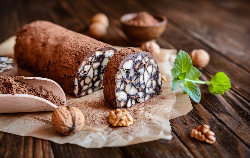 Salam de biscuiți - rețete delicioase pentru masa de sărbători