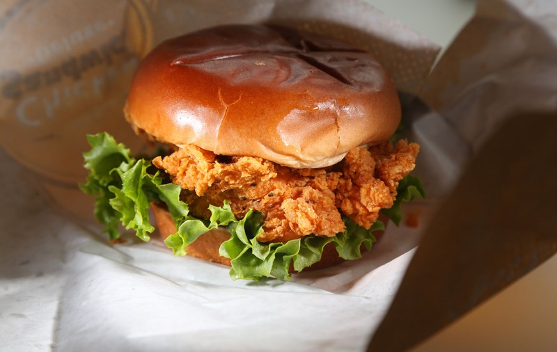KFC Australia, nevoită să folosească varză în loc de salată, după ce culturile agricole au fost distruse de inundații masive