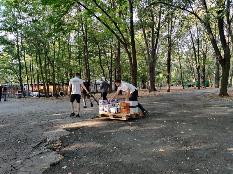 Organizatorii au cărat baxuri cu băuturi alcoolice și energizate spre locul petrecerii