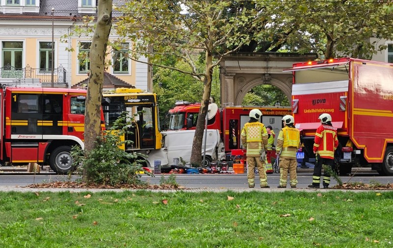30 de victime printre pasagerii unui autobuz, care a smuls un copac din rădăcini și apoi s-a urcat pe o dubă, în Dresda