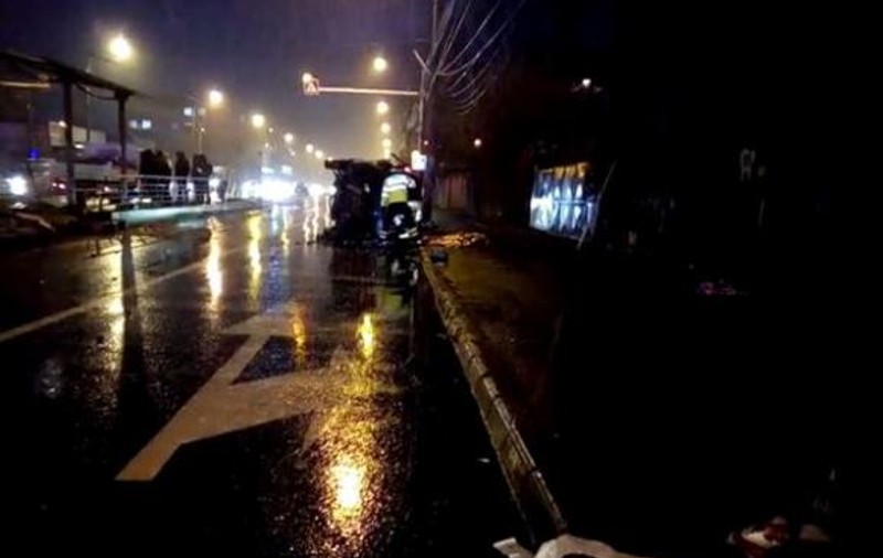 Trafic paralizat pe Șoseaua Chitilei, din cauza unui accident grav! Un șofer a murit după ce a lovit refugiul de tramvai și s-a răsturnat