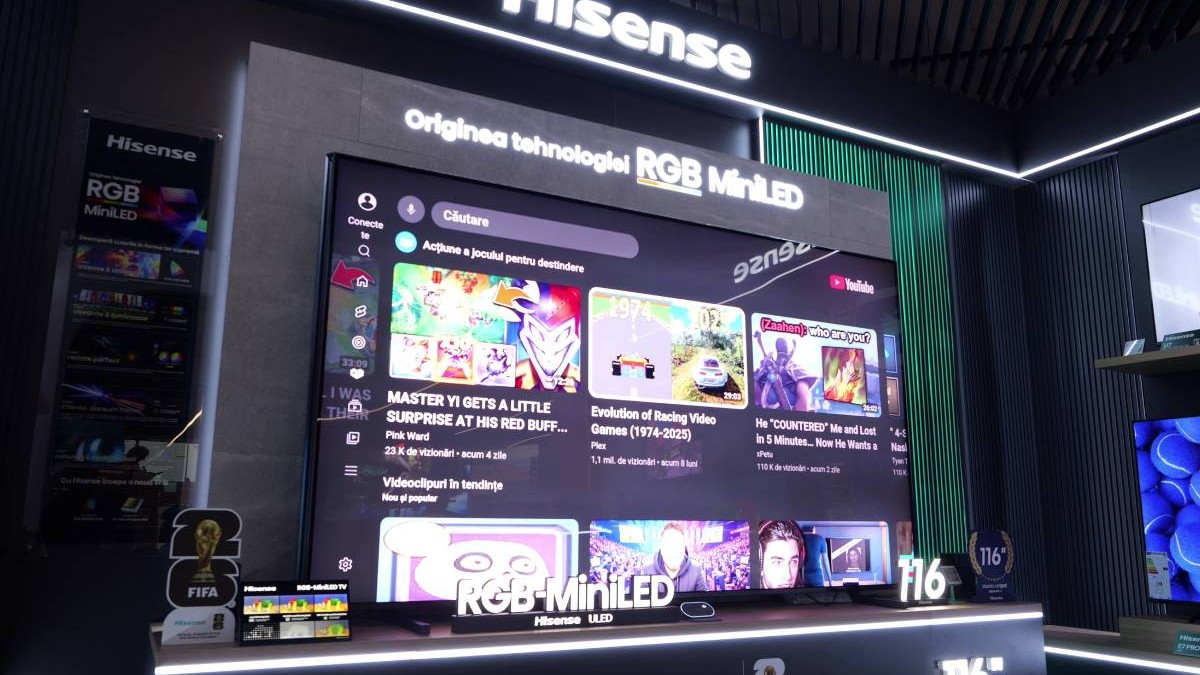 Un televizor Hisense 116UX RGB MiniLED expus în magazinul Altex din Voluntari, pe car rulează conținut media.