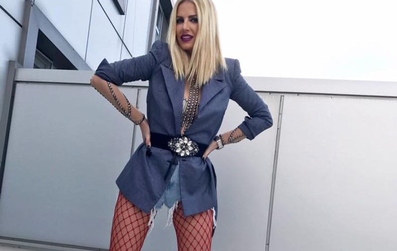 Andreea Bănică a purtat o ținută specială pentru apariția de la Bravo, ai stil!, însă toți au fost surprinși să vadă cu ce s-a încălțat. “Oribile”