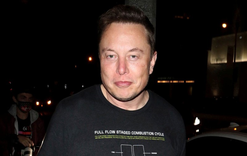 Elon Musk a distribuit pe Twitter un zvon despre atacul asupra lui Paul Pelosi, după ce a preluat un site care răspândea teorii ale conspirației