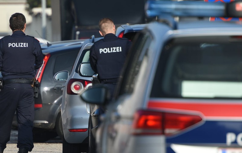Șoferi români, ucraineni sau moldoveni, racolați pe rețelele sociale de mafia siriană, care a traficat cel puțin 100.000 de persoane