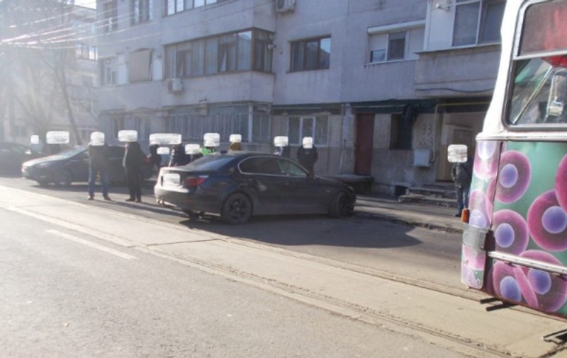Linie de tramvai blocată timp de o oră de mașina parcată de o șoferiță, la Brăila: „Aveam programare la extensie de gene și mă grăbeam!”