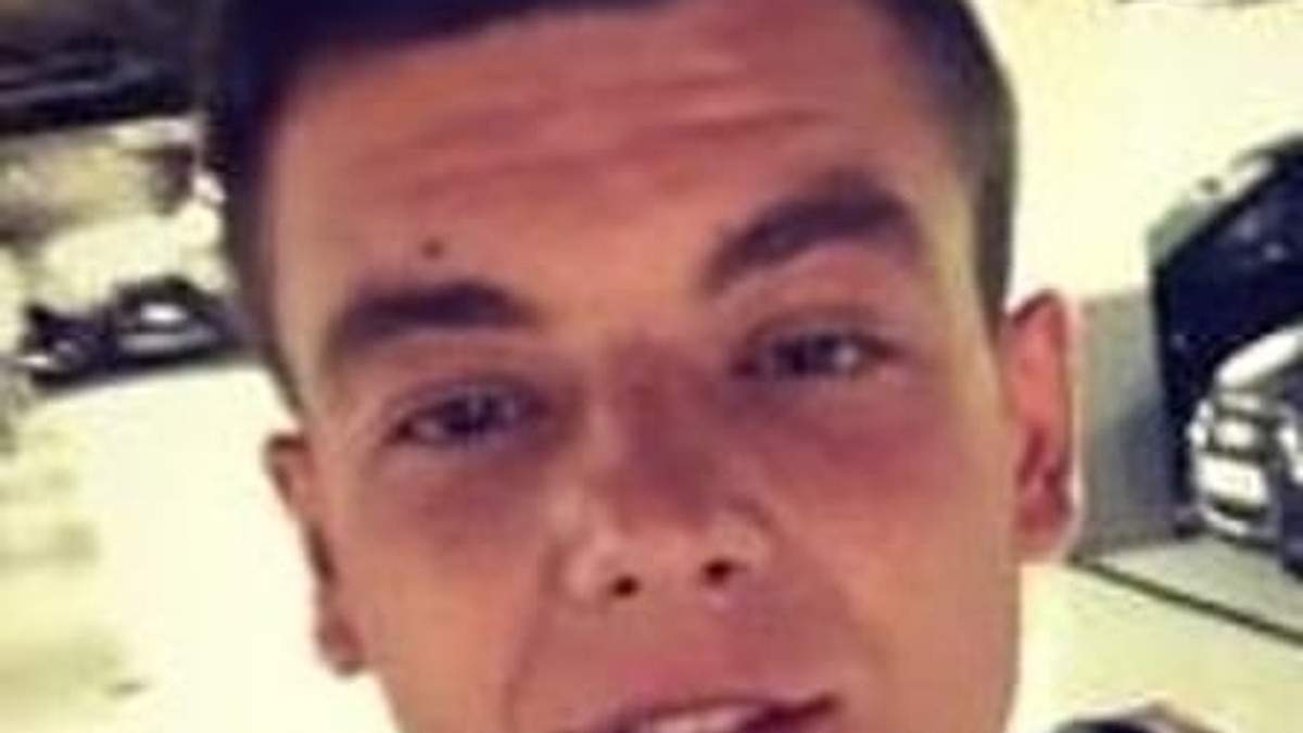 Trei români, acuzați de crimă în Italia. Un tânăr moldovean a fost ucis după o petrecere a burlacilor O noapte de petrecere a avut un final sângeros într-un oraș din Italia. Un tânăr din Republica Moldova și alte șapte persoane au fost rănite, în urma unei încăierări. Trei români sunt acuzați că ar fi comis crima în plină stradă. Incidentul șocant a avut loc în noaptea de sâmbătă spre duminică în localitatea Villorba din Italia. Acolo un grup de aproape 15 persoane, români și moldoveni, au organizat o petrecere a burlacilor pentru un prieten ce urmează să se căsătorească, notează Treviso Today. Cheful nu a fost, însă, pe placul vecinilor, trei bărbați români, care locuiesc în zonă. Târziu în noapte, petrecerea a degenerat într-o încăierare în plină stradă. Deranjați din cauza gălăgiei, cei trei români au început să se certe petrecăreții. Înarmați cu cuțite, bărbații s-au năpustit asupra persoanelor aflate la petrecere. Un tânăr din Republica Moldova a fost ucis în urma scandalului. Alte șapte persoane au fost rănite, trei dintre acestea fiind transportate în stare gravă. Igor Ojovanu avea 21 de ani și era student. Tânărul lucra în același timp și practica atletismul, potrivit Rotalianul. Cei trei români, acuzați de comiterea crimie, au fugit și sunt acum căutați de carabinieri. Săptămâna aceasta, patru români au îngrozit Italia, după ce au torturat o familie de medici, în timpul unui jaf. Capul bandei de hoți români a fost prins de polițiști, după ce ar fi încercat să vândă unul dintre ceasurile furate. Ceilalți trei români, Turlica Constantin Aurel, de 22 de ani, Ion Cosmin Turlica, de 20 de ani, și Ruset Aurel, 25 de ani au fost arestați și duși la închisoarea Lanciano.