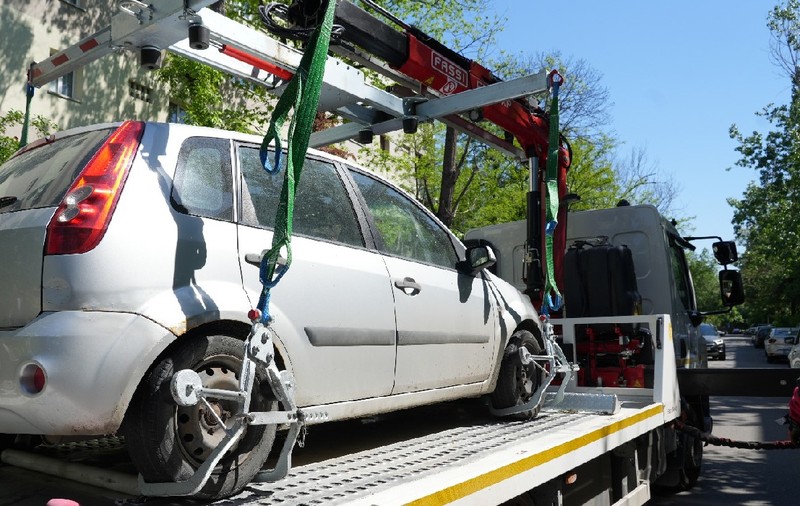 Tarife majorate cu până la 200% în București pentru ridicarea mașinilor parcate ilegal pe locuri de reședință. Ce vrea primarul sectorului 3