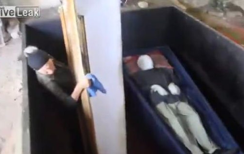 Povestea terifiantă a mamei care îşi ţine, de 18 ani, fiul mort în casă! Vezi unde îl are şi cum îl îngrijeşte! VIDEO