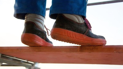 muncitor-constructii-schela-inaltime