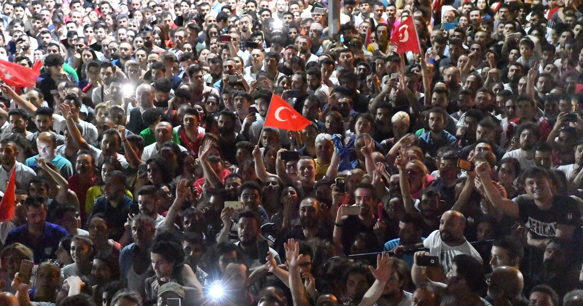 Oamenii au sărbătorit în stradă victoria opoziției la Istanbul