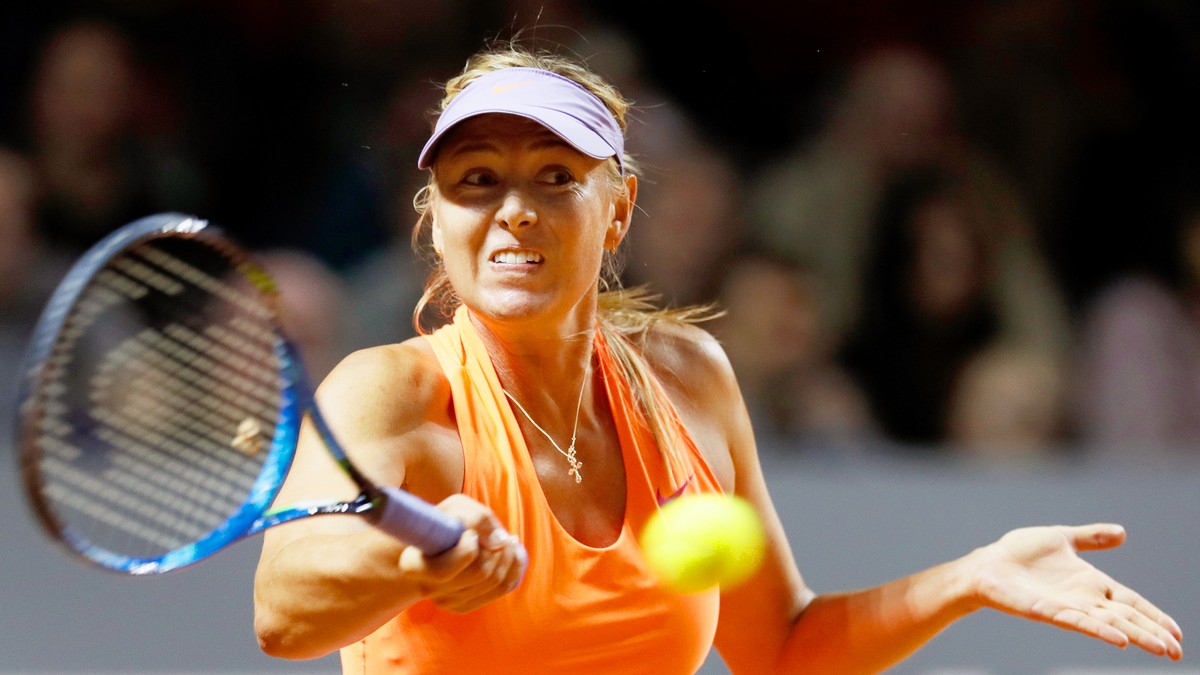 Maria Sharapova trimite mingea în terenul adversarei. (FOTO: EPA)
