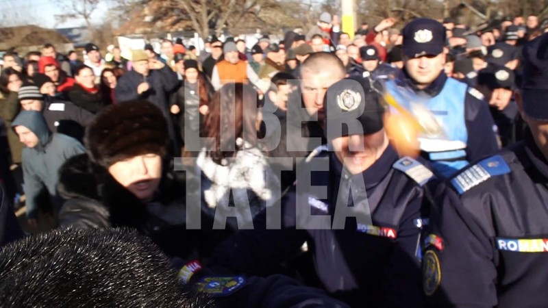 Jandarmii au fost atacați cu ouă de către protestatari