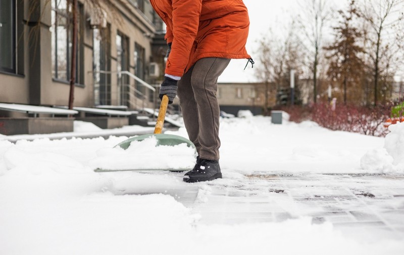 Cine curăţă zăpada şi gheaţa de pe trotuar
