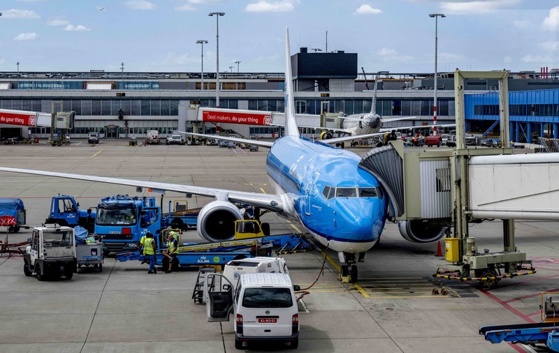 O persoană a murit după ce a fost aspirată de motorul pornit al unui avion, pe aeroportul din Amsterdam