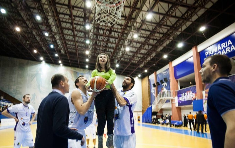 Kassandra Rotariu se pregătește de a 44-a operație. Spectatorii prezenți la meciul echipei de baschet BC Timișoara au donat 5.671 de lei / FOTO