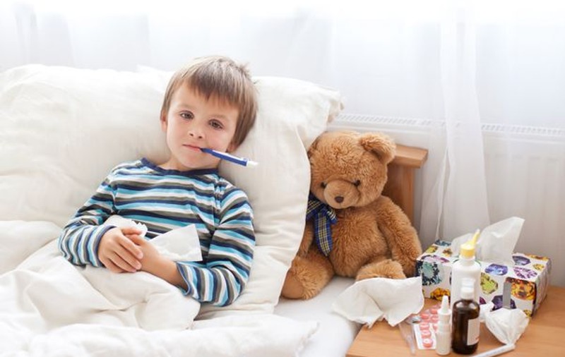 Viroza de sezon le dă mari bătăi de cap românilor. Care sunt simptomele și cum se tratează