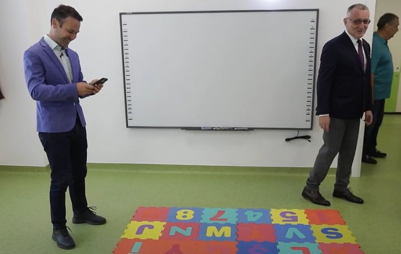 „Puie monta”, scris pe un covor-puzzle la o grădiniță inaugurată de Cîmpeanu. Robert Negoiță: „Cine a aranjat Lego ăsta? Foarte inspirat”