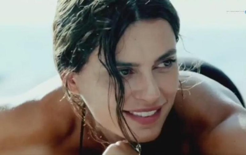 Catrinel Menghia, TOPLESS pe plajă! Vezi CINE s-a ales cu SUTIENUL ei! VIDEO