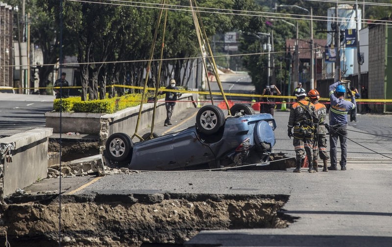 Momentul în care o mașină cade într-un crater uriaș care a apărut brusc pe o șosea dintr-un oraș din Guatemala - VIDEO