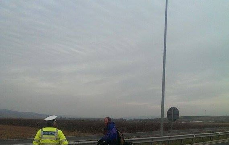 Un biciclist a fost oprit de poliție pe autostradă. Bărbatul se grăbea spre Nădlac