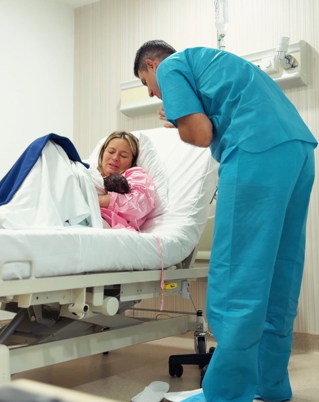 Imagini emoționante cu Laura Cosoi și a cincea fetiță, în maternitate. Dezvăluiri despre venirea pe lume a Ninei. „Travaliul nu este întotdeauna ușor”