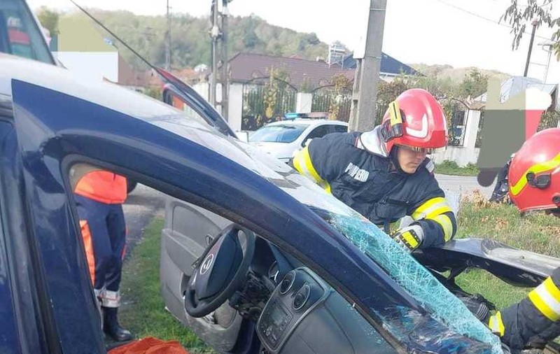 Un tren de persoane, cu 19 călători, a lovit un autoturism pe calea ferată. Șoferul a fost preluat de o ambulanță