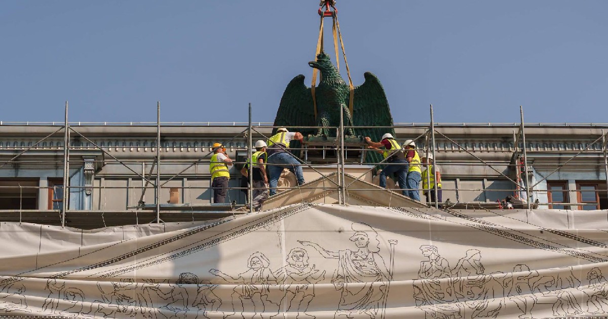 Vulturul s-a reîntors pe frontonul Palatului Universității din București.