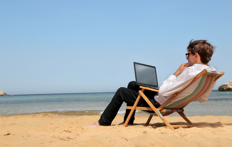 Cum vrea statul să atragă „nomazii digitali” în România. Agențiile de turism aplaudă decizia, experții fiscali o critică