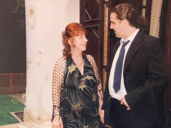 Alexandu împreună cu mama sa. | Foto: Arhiva personală a familiei
