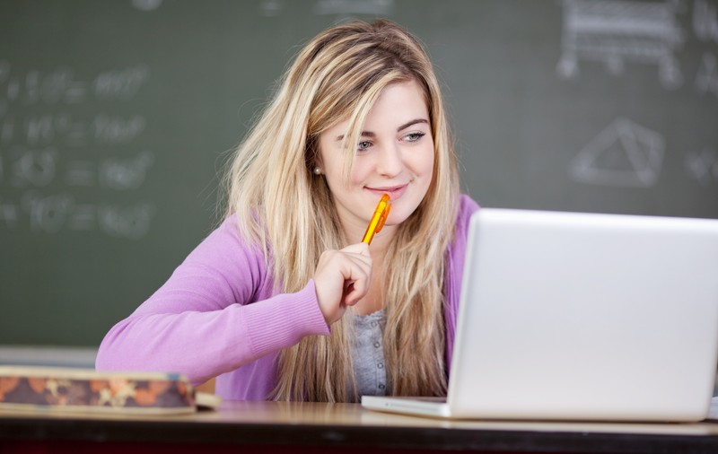 O studentă din Iași a fost invitată de profesor să facă duș în apartamentul său. "I-am spus că mi-ar fi fost jenă de soția lui”