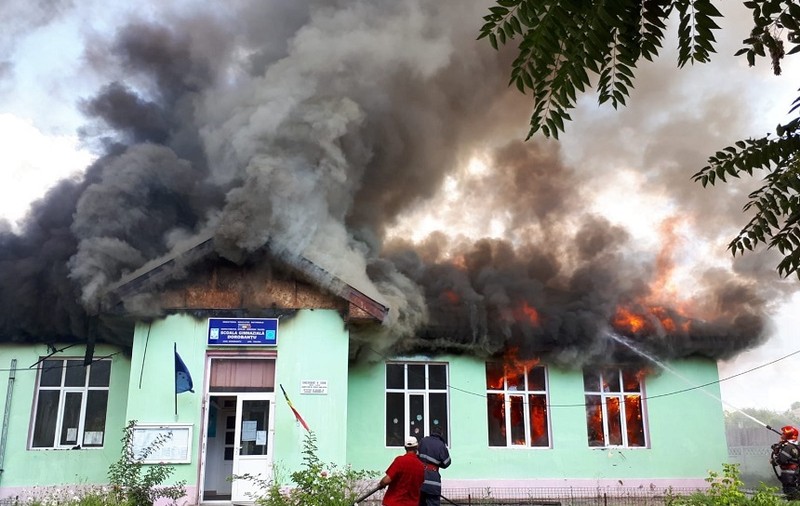 Incendiu la o școală din Bacău. Toți elevii și profesorii au fost evacuați