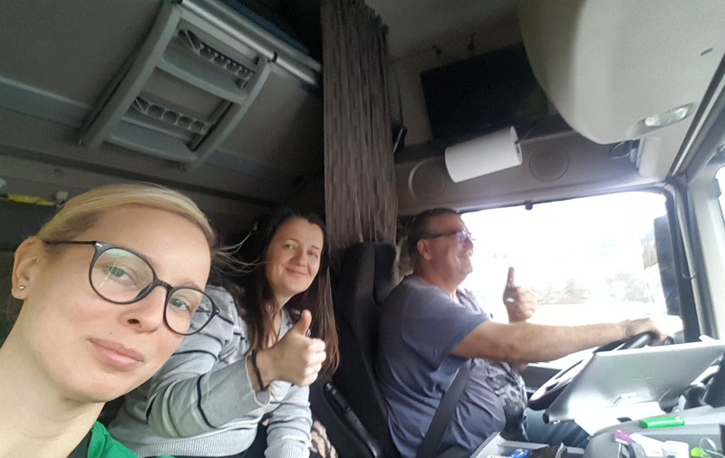 VIDEO / Trei într-un TIR. Ce înseamnă să parcurgi 1.400 de kilometri într-un camion