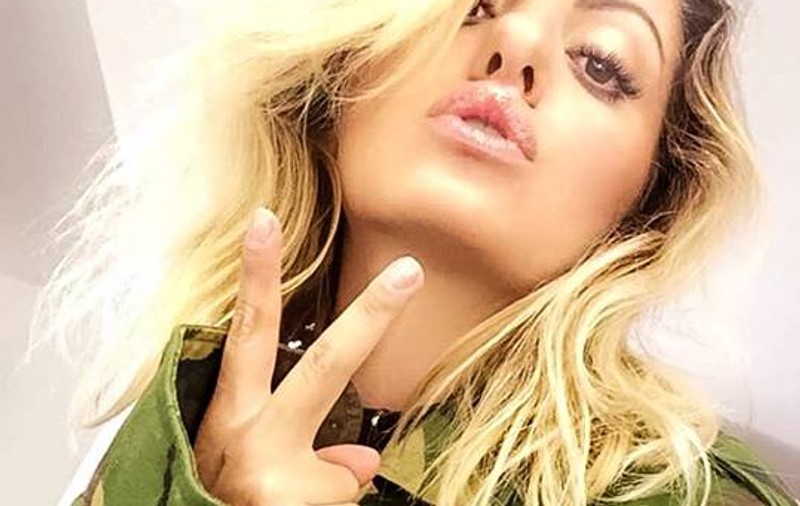 Îți taie respirația! Alexandra Stan, topless la plajă