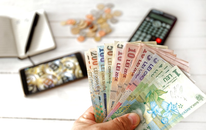 Sfatul unui expert după ce băncile încep să transmită românilor notificări privind creșterea ratelor la creditele imobiliare