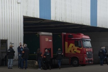 Șoferii români erau cazați în condiții improprii la garaj sau dormeau direct în cabina camionului. Foto: alkhaleejtoday.co