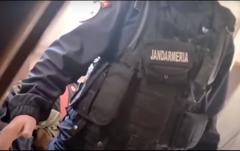 Familia de „traci” din Timiș și-a pierdut copiii obligați să doarmă în cort. Jandarmii au intervenit