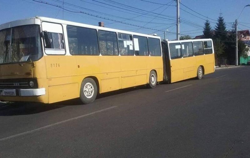 FOTO&VIDEO. Un autobuz plin cu călători s-a rupt vineri la prânz, în Ploiești, chiar în timpul cursei. Reacția companiei de transport public
