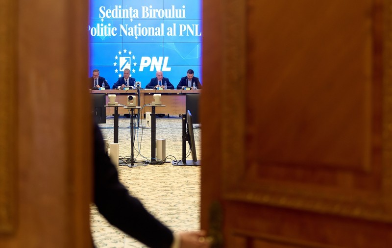 Supărare în PNL pentru lipsa susținerii lui Crin Antonescu. Discuții în spatele ușilor închise: „Știți care este principalul comunicator al PSD?”