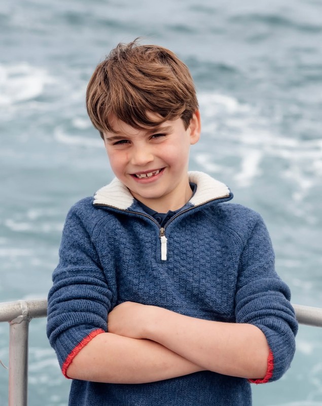 Prințul Louis a împlinit 8 ani. Portret adorabil din vacanța de familie, publicat de Kate Middleton și prințul William