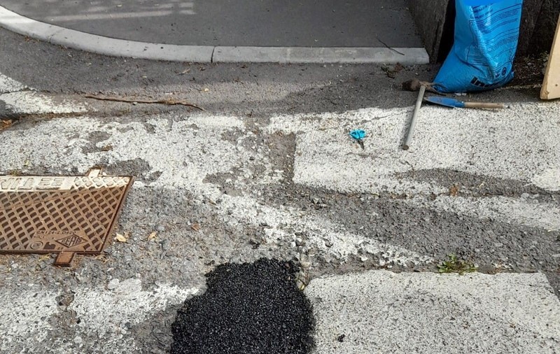 Un pensionar a fost amendat cu 882 de euro din cauză că a astupat o groapă de pe strada lui, în Italia