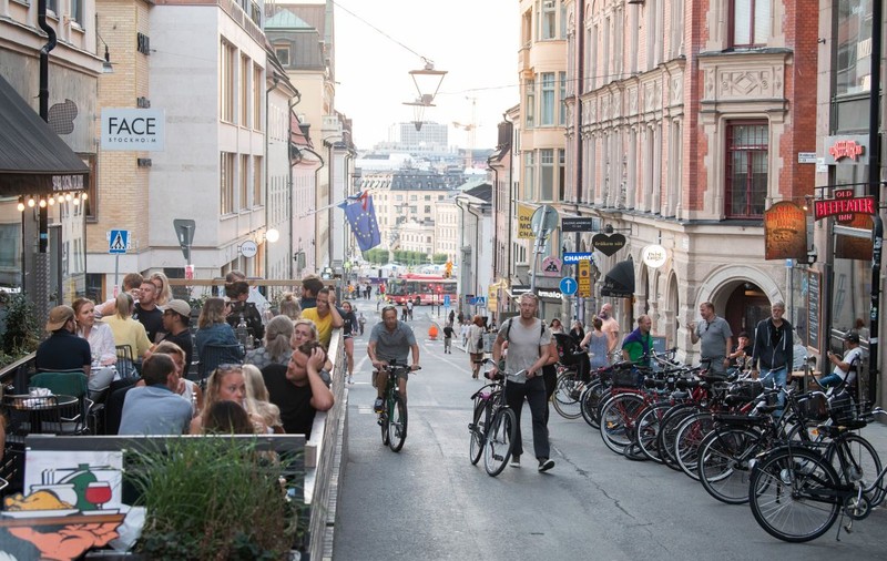 Paradoxul suedez. Cel mai permisiv stat european în privința restricțiilor anti-COVID are acum una dintre cele mai scăzute rate ale mortalității