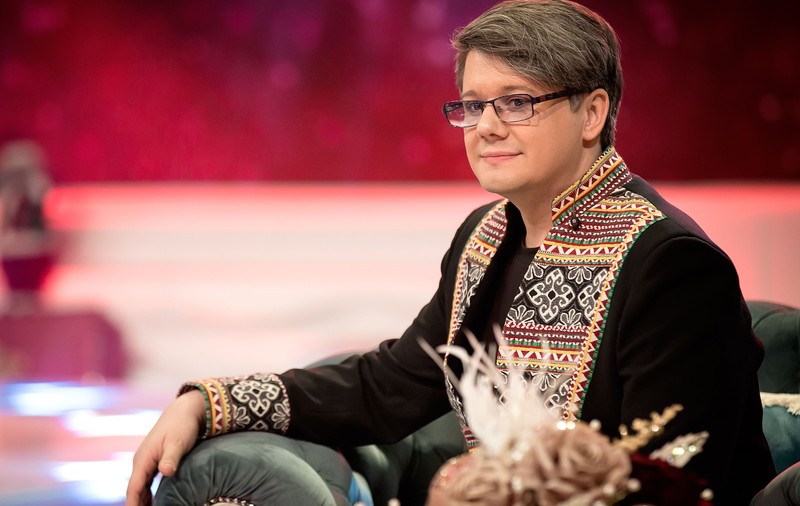 VIDEO/ După ce împodobește bradul, Fuego le urează românilor de Crăciun!