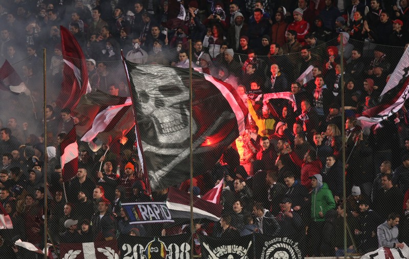 Rapid. Suporterii giuleștenilor au agățat un banner de Podul Giulești / EXCLUSIV