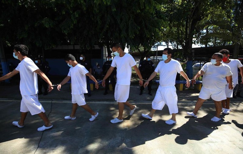 Sute de infractori, puși să defileze prin fața camerelor. Încercarea statului El Salvador de a reduce rata criminalității, una dintre cele mai ridicate din lume